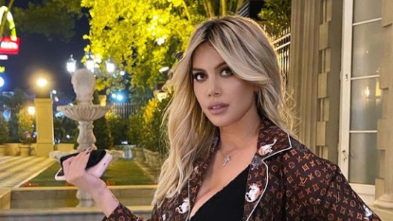 Wanda Nara fuori fuoco dècollète