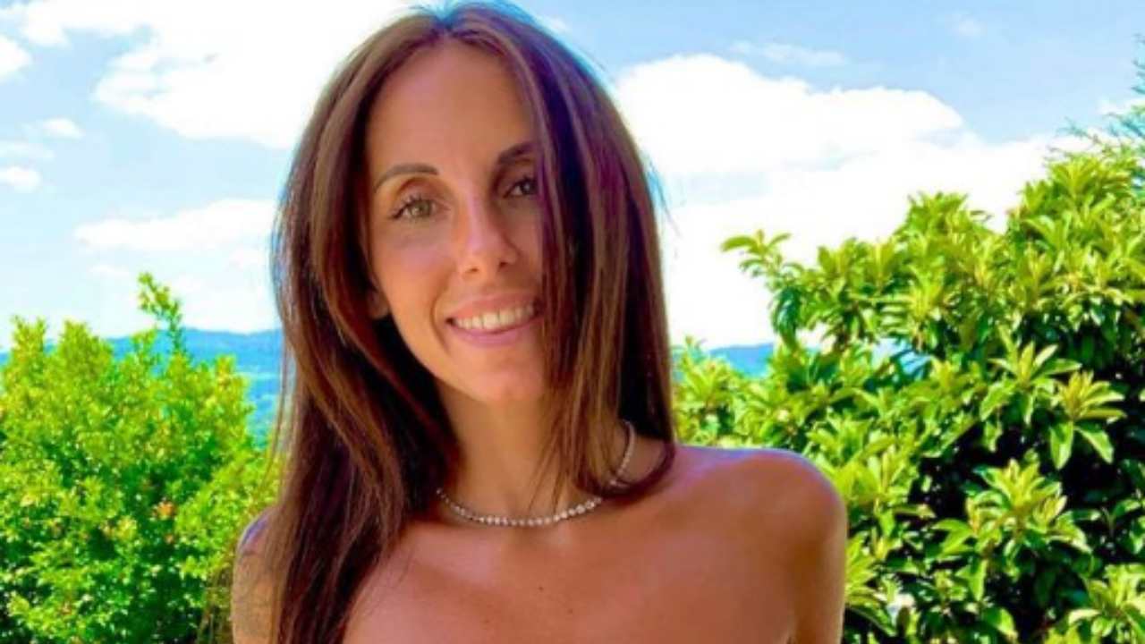 Jessica Franceschetti, il dècollète sboccia insieme ai fiori: un sogno - VIDEO