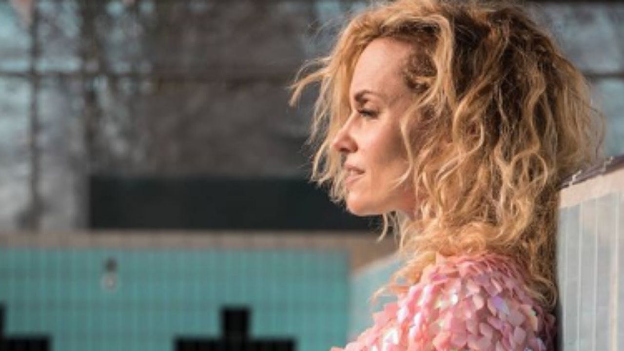 Justine Mattera posa solo in giacca, e sotto? Il nulla: divina - FOTO