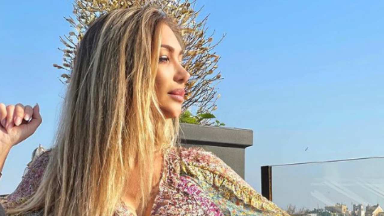 Laura Cremaschi, l'accappatoio scivola, il dècollète è bollente: "Arriviamo..." - FOTO