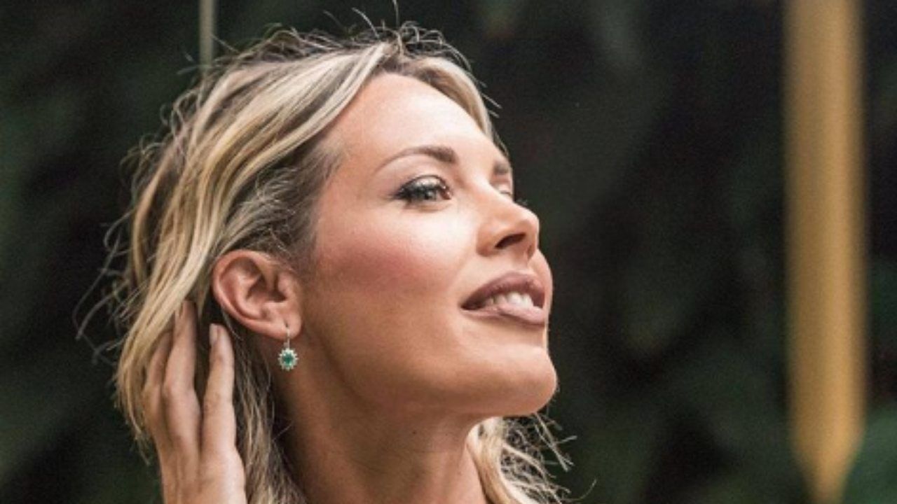 Laura D'Amore, il relax in piscina è un sogno: "Lost in Paradise" - FOTO