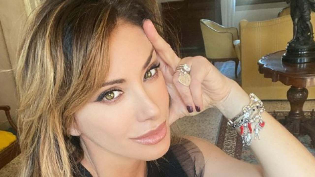 Sabrina Salerno, dal basso verso l'alto ti lascia senza fiato: ora puoi sognare - FOTO