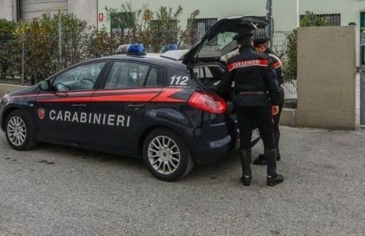 Lo uccide con dei colpi di pistola, poi il suicidio: i carabinieri indagano