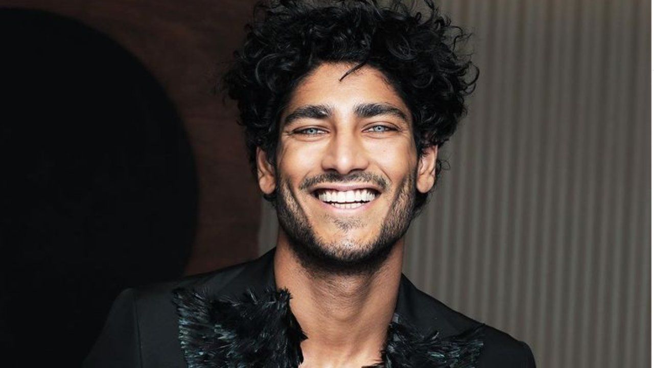 akash kumar sorridente