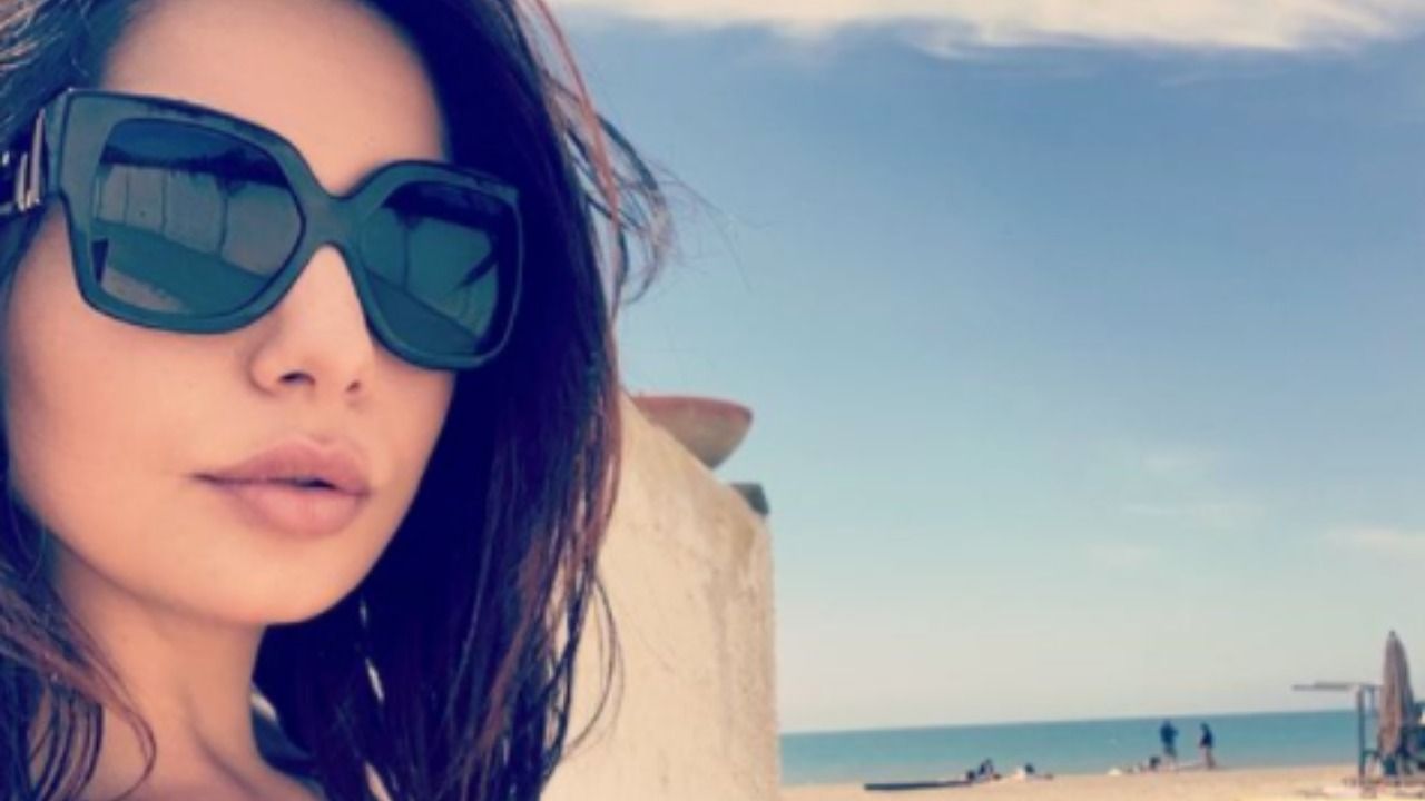 Elisa D'Ospina se lo strappa da dosso, la temperatura aumenta: bomba sexy - FOTO