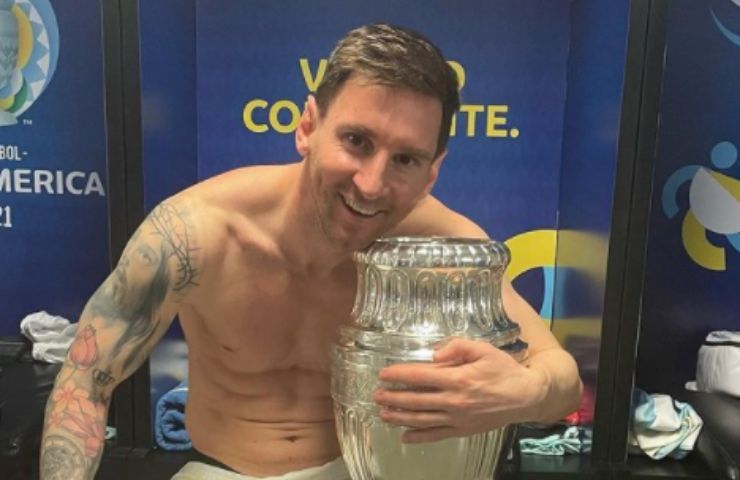 Lionel Messi pizzicato in dolce compagnia prima dell'addio ufficiale - FOTO