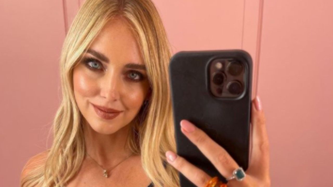 Chiara Ferragni come non l'avete mai vista: senza veli sul divano è da infarto - FOTO