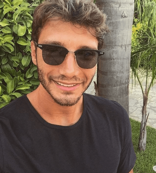 stefano de martino sorride