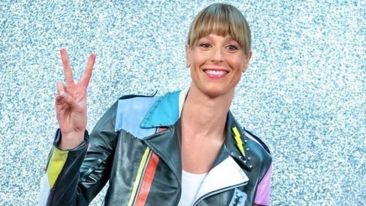 Federica Pellegrini, lato A in superficie, stella marina raso acqua - FOTO