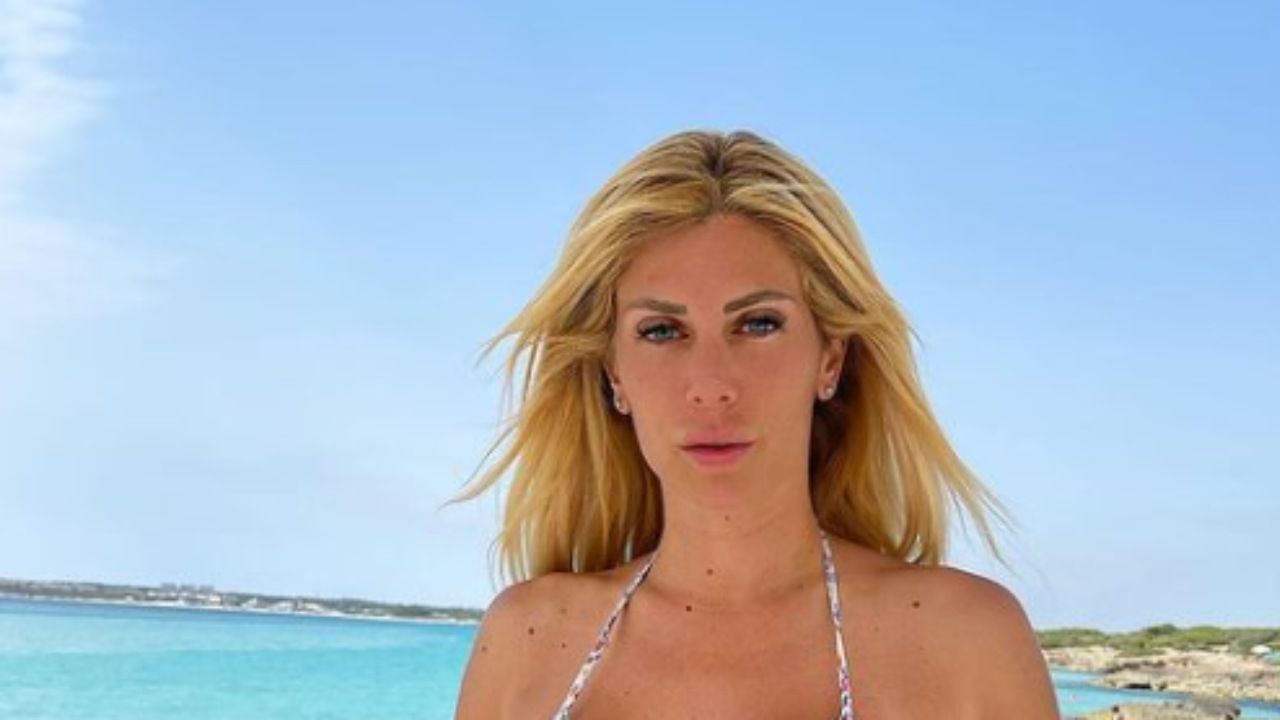 Paola Caruso in costume è una "visione paradisiaca": i follower al settimo cielo - FOTO