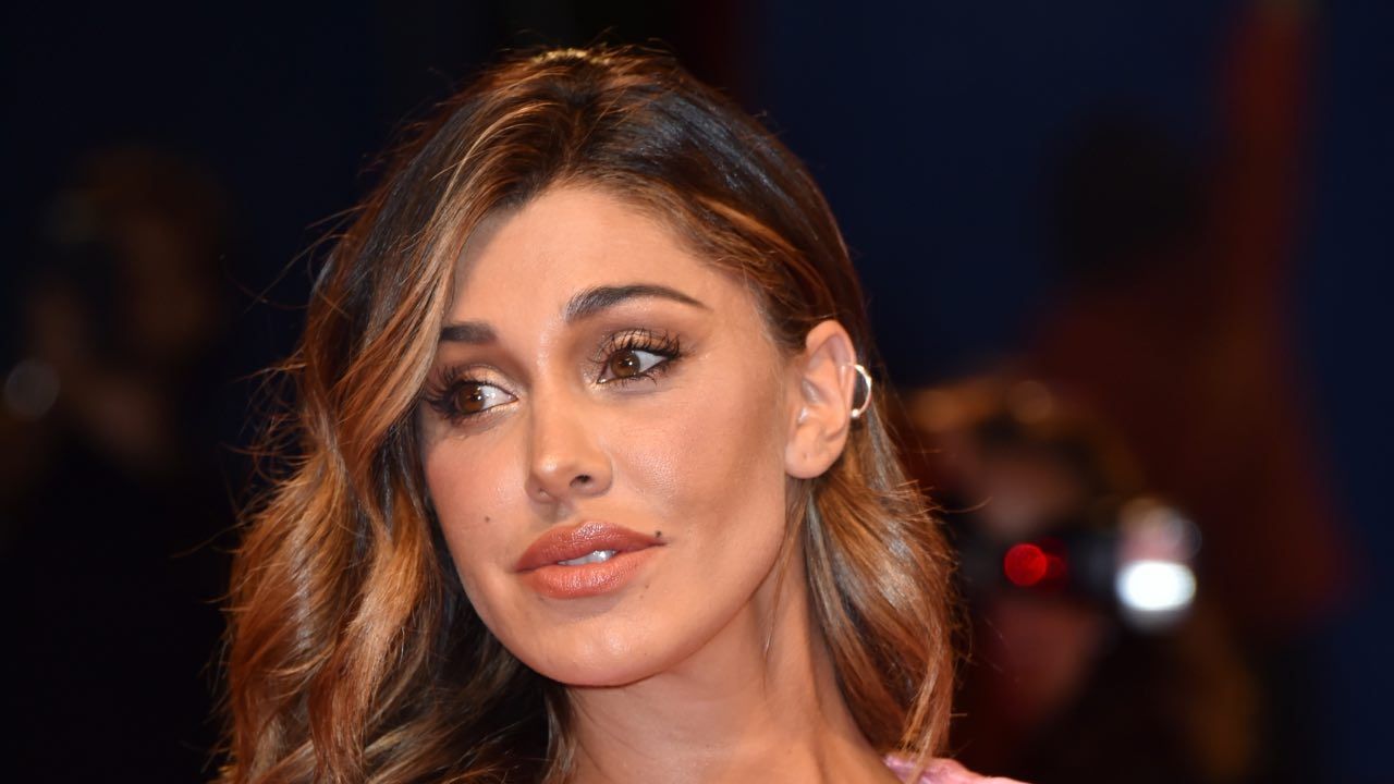 Belen Rodriguez senza veli posa foto