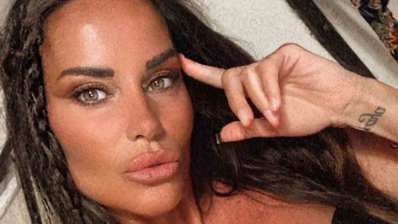 Antonella Mosetti, il bikini è da infarto: curve illegali in vista, spettacolo per i fan - FOTO