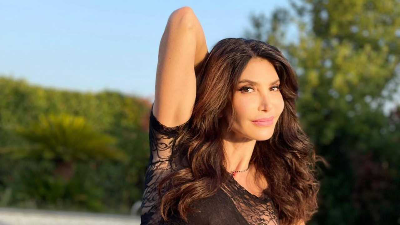 Carmen Di Pietro, l'intimo di Natale è senza veli: mutandine e reggiseno non coprono nulla - FOTO