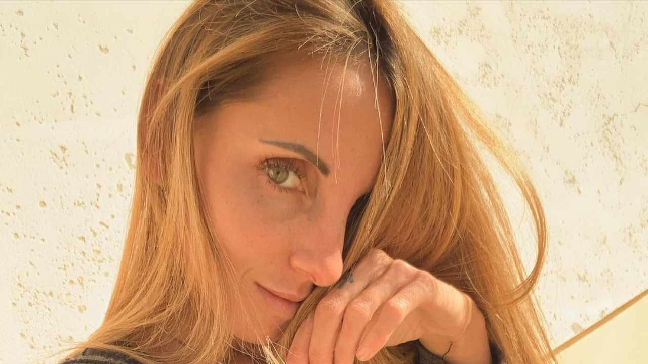 Jessica Franceschetti, sensualità ai fornelli: la maglietta aderente "fa immaginare tutto..." - FOTO