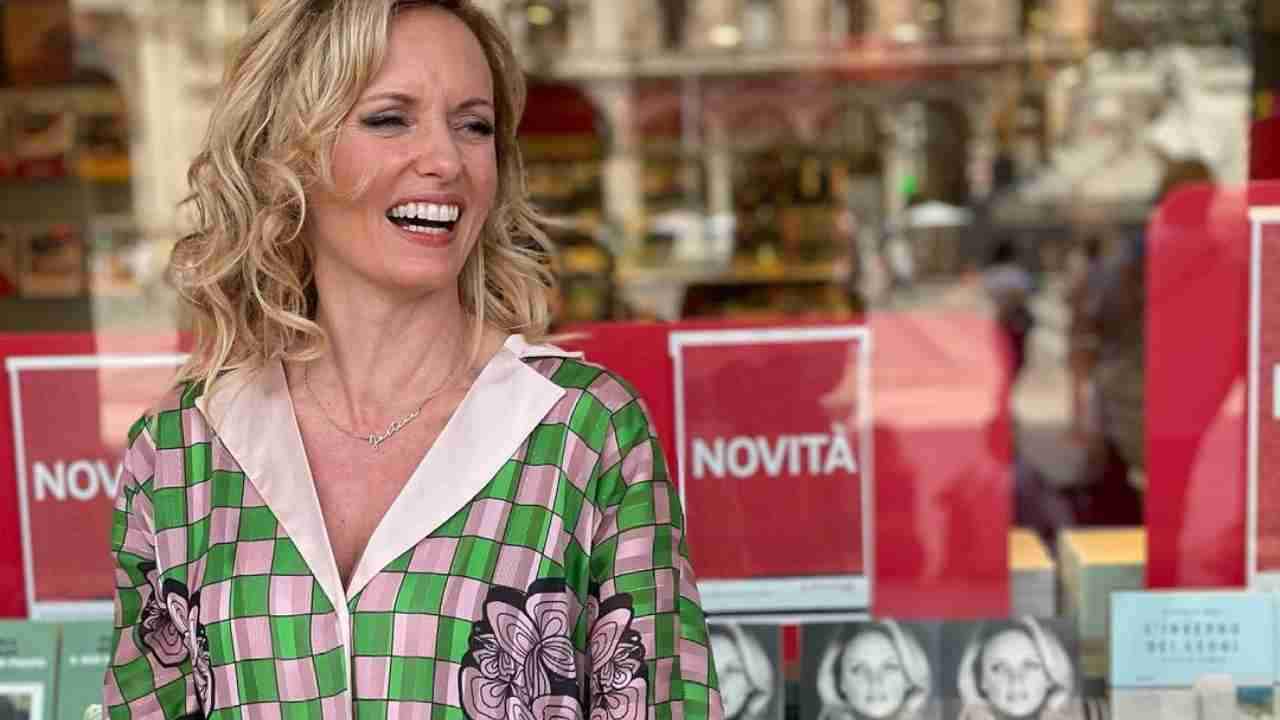 Justine Mattera spiazza tutti a 50 anni: fisico pazzesco, sensualità infinita - FOTO