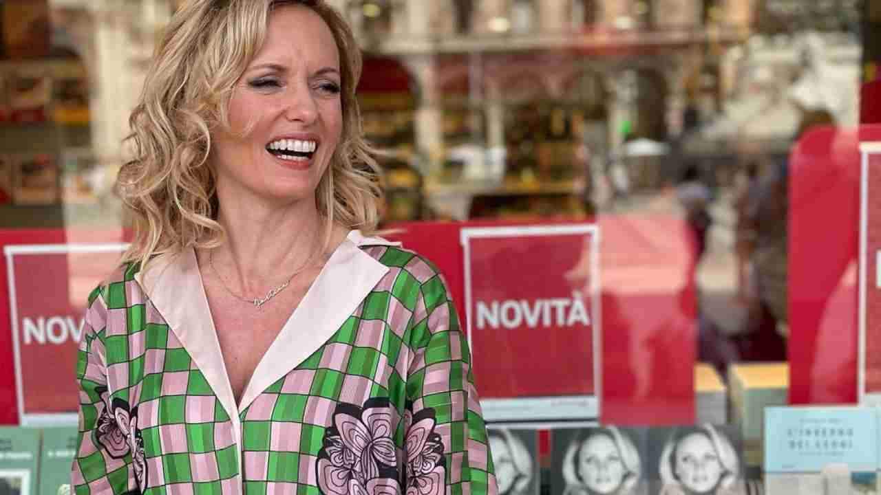 Justine Mattera, sotto il vestito niente, trasparenze illegali: "La perfezione" - FOTO