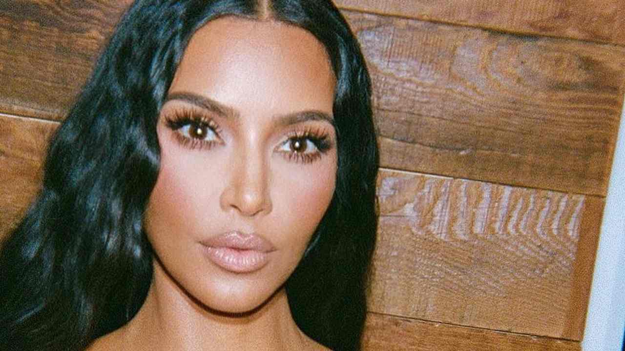 Kim Kardashian esalta i fan mostrando il lato B: curve stratosferiche in vista - FOTO