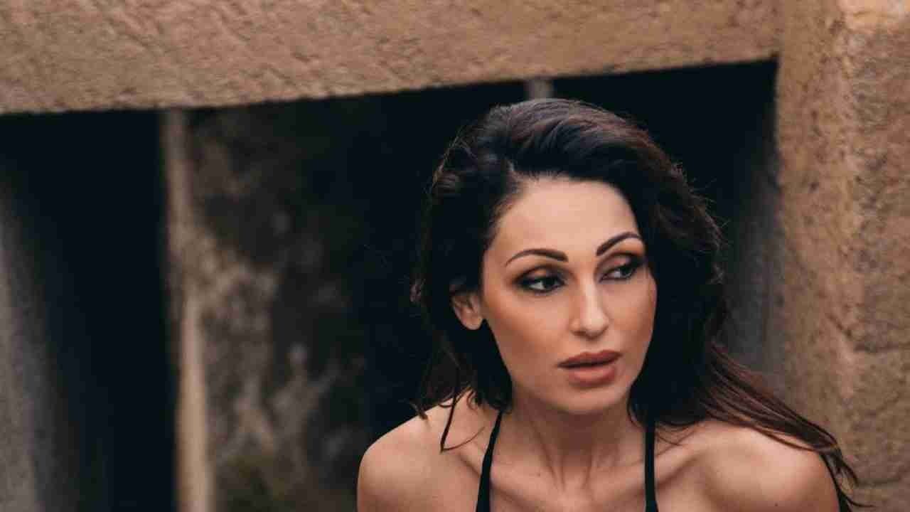 Anna Tatangelo, il top cortissimo "fa immaginare tutto": i follower ai suoi piedi - FOTO