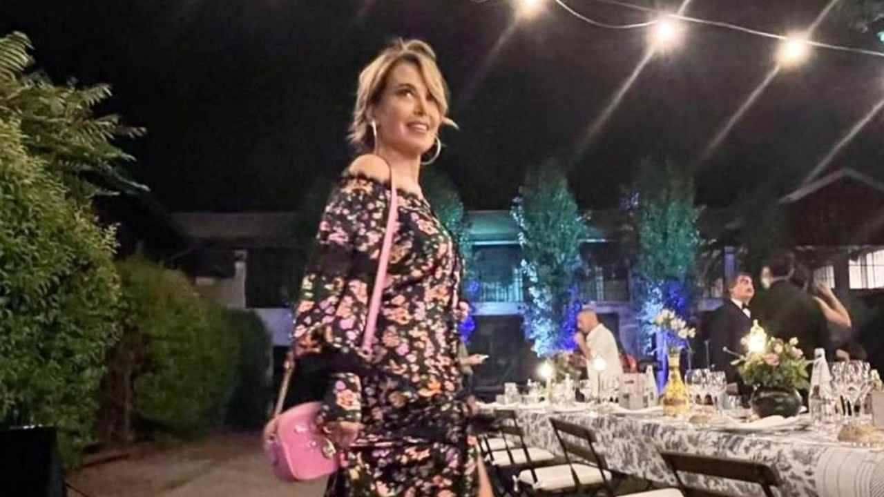 Barbara D'Urso si prepara al grande ritorno: "Io voi e...le rose". L'indizio che spiazza i fan