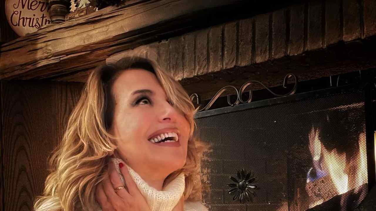 Barbara D'Urso, la scollatura enorme scalda il web: "Tu ci colori le giornate" - FOTO