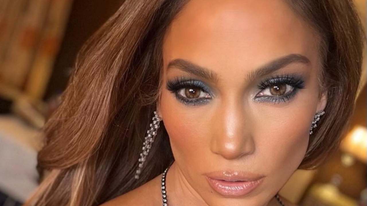 Jennifer Lopez stratosferica a 52 anni: top di pelle ed addominali scolpiti. "Una dea" - FOTO