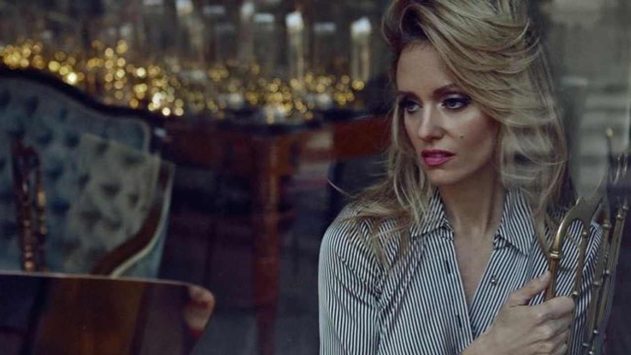 Il vestito scivola giù, Justine Mattera è uno schianto: il web si scatena per lei - FOTO