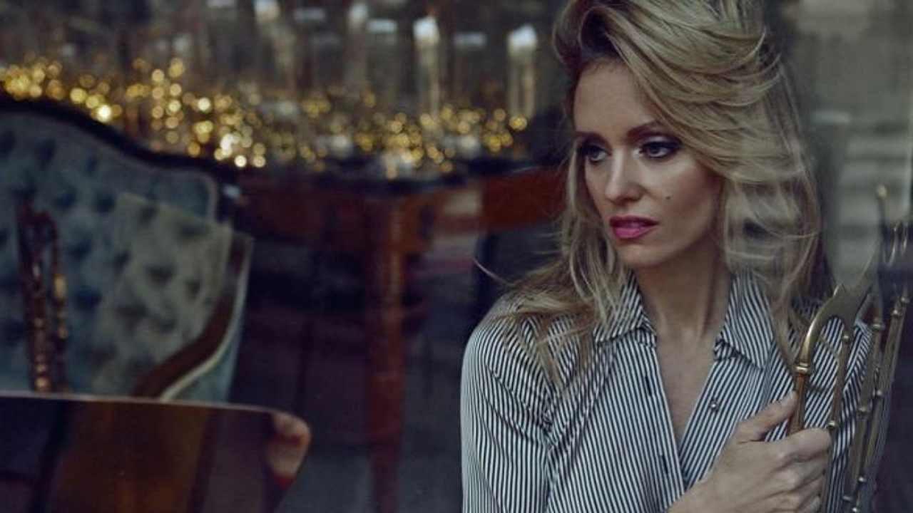 Justine Mattera, la maglietta è cortissima e non per deboli di cuore: "Che schianto" - FOTO