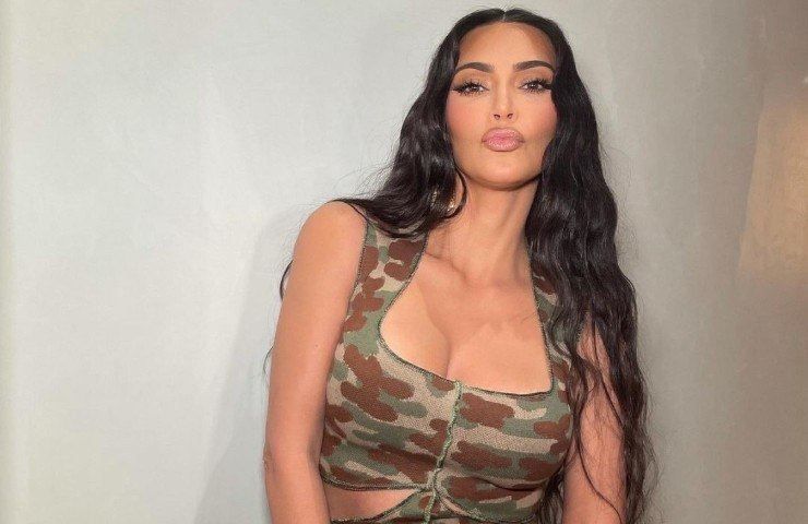 Kim Kardashian, curve illegali in bella vista: distesa sul letto fa impazzire i fan - FOTO 