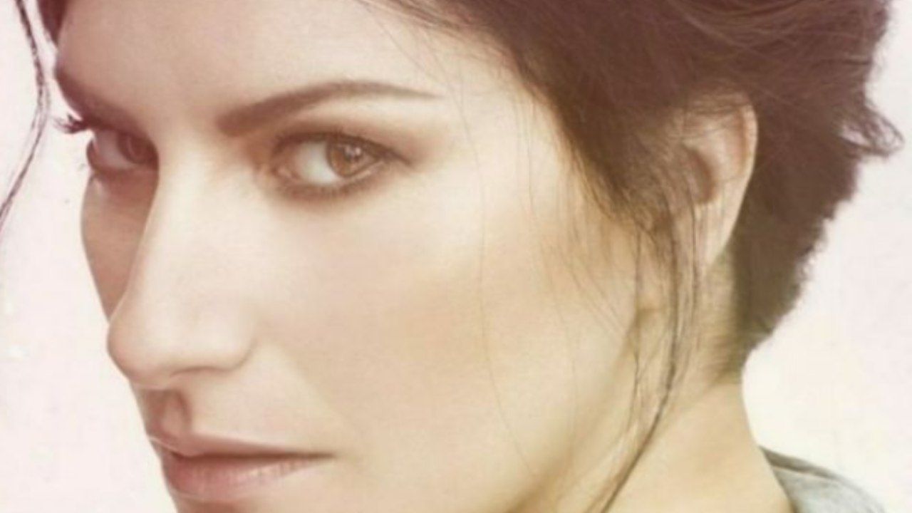 Laura Pausini a gamba tesa