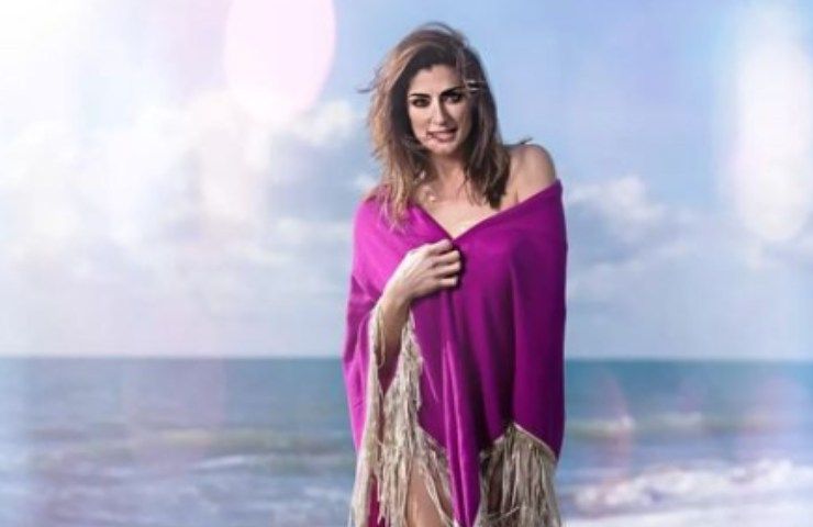 elisa isoardi sulla spiaggia