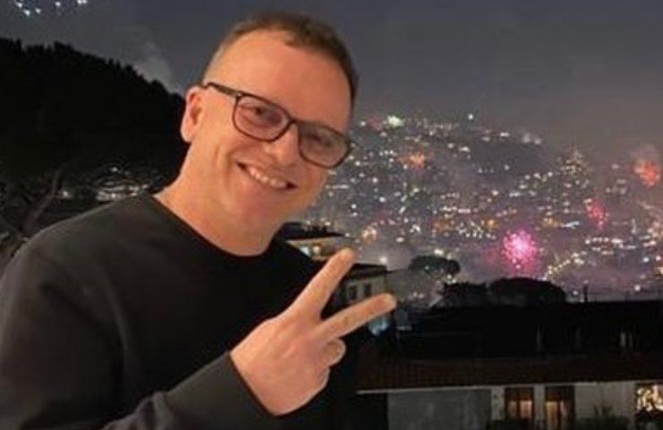 gigi D'Alessio nella sua casa