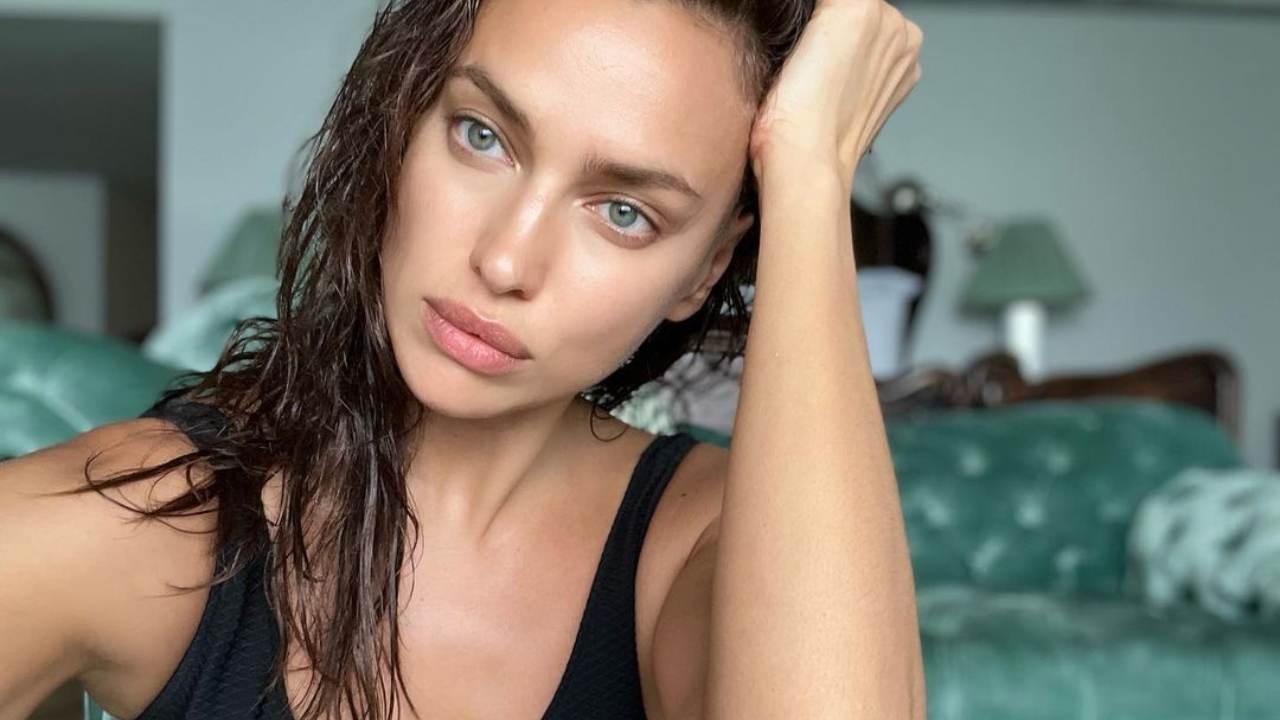 Irina Shayk selfie top sguardo