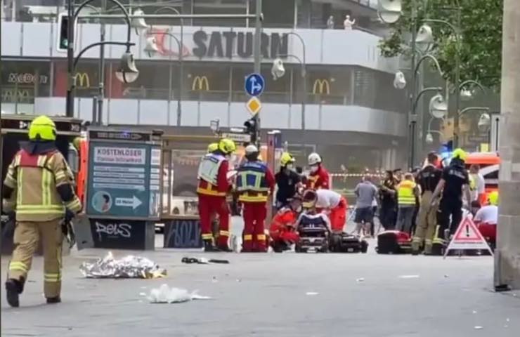 Berlino auto folla aggiornamenti