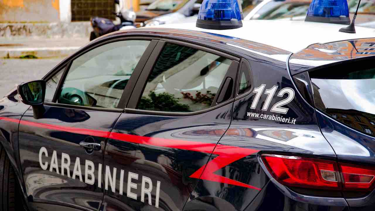 Madre camera figlio 3 anni secchio acqua