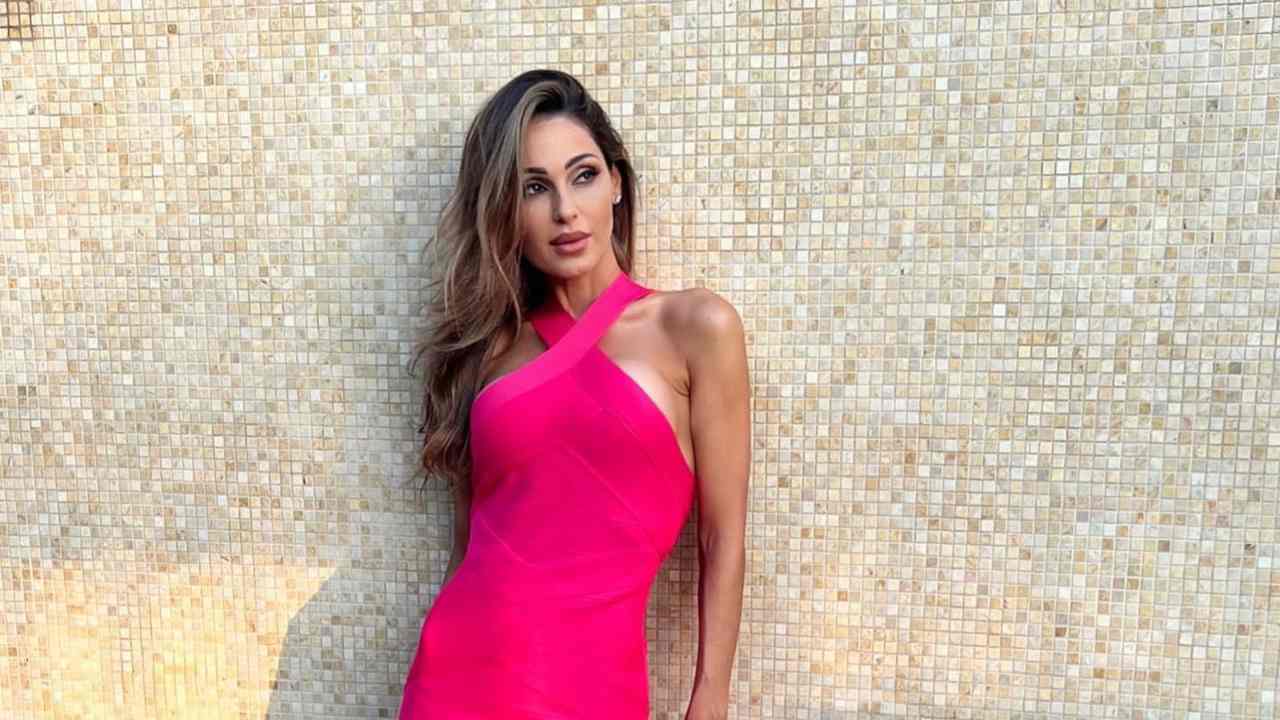 Anna Tatangelo vestito fucsia post Instagram