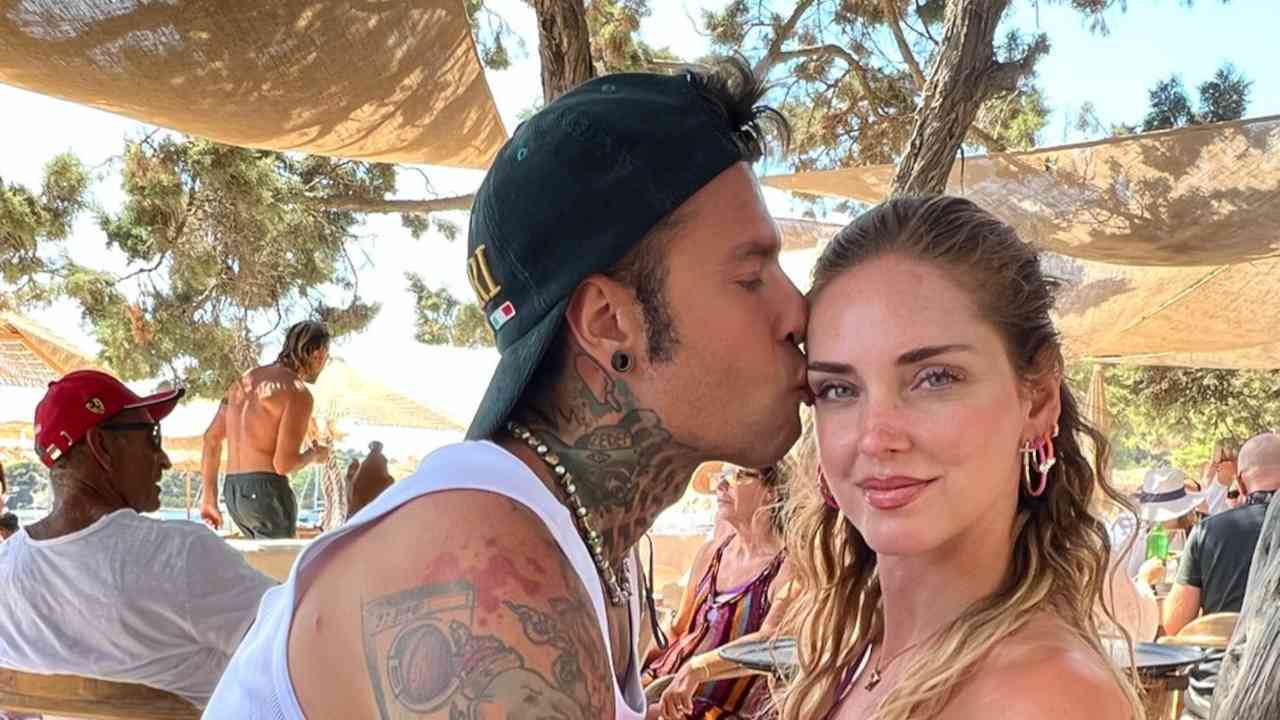 Chiara Ferragni Fedez provano nuova Ferrari elettrica