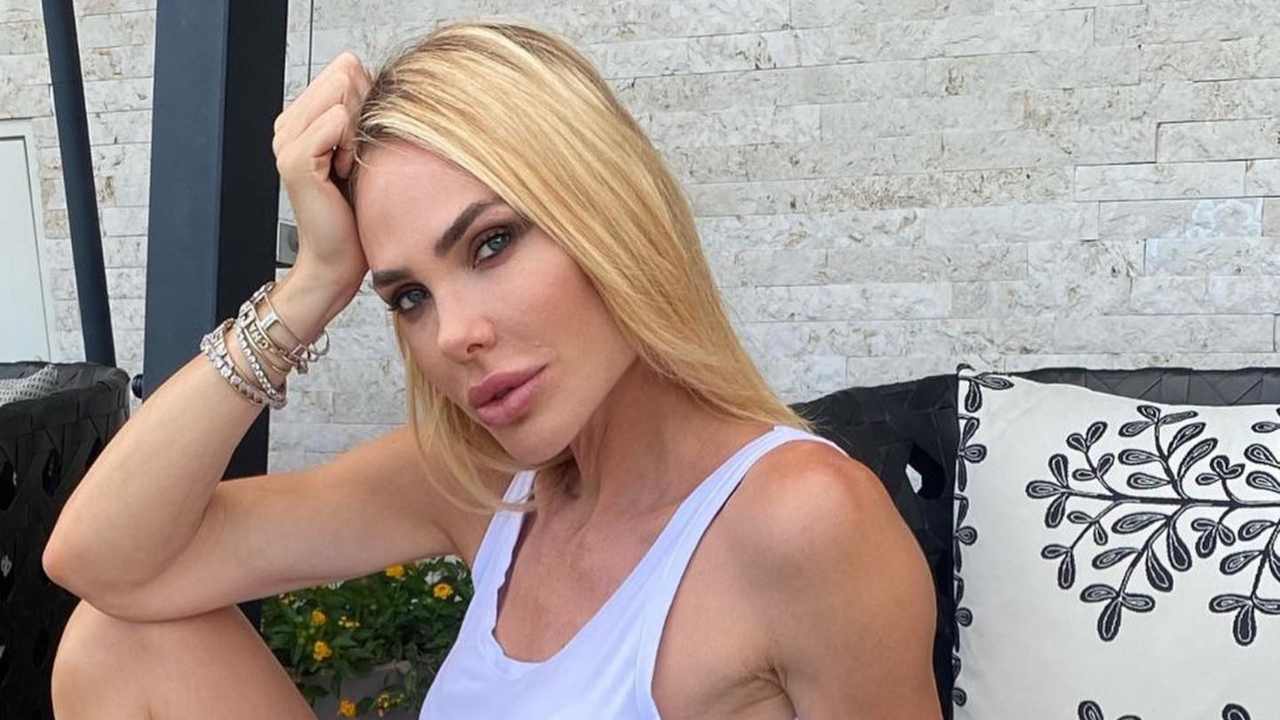 Ilary Blasi linguaccia post Instagram gesto liberatorio