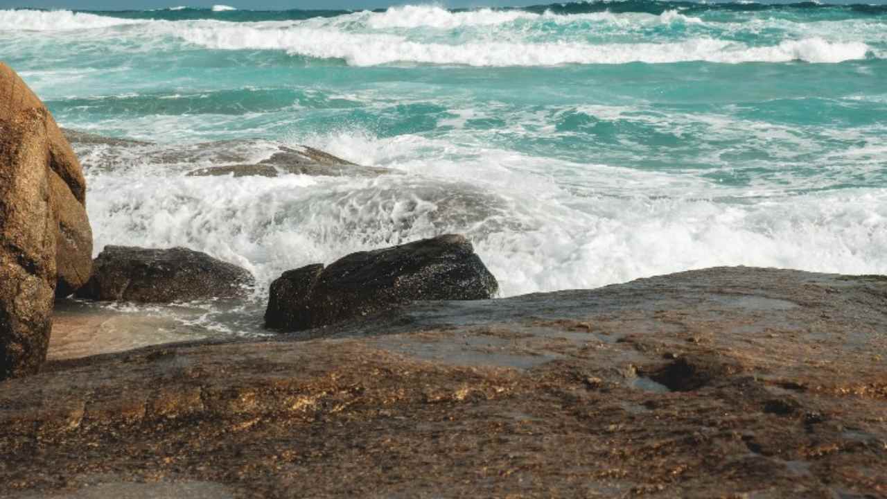 Maltempo mare agitato praia bambino salvato