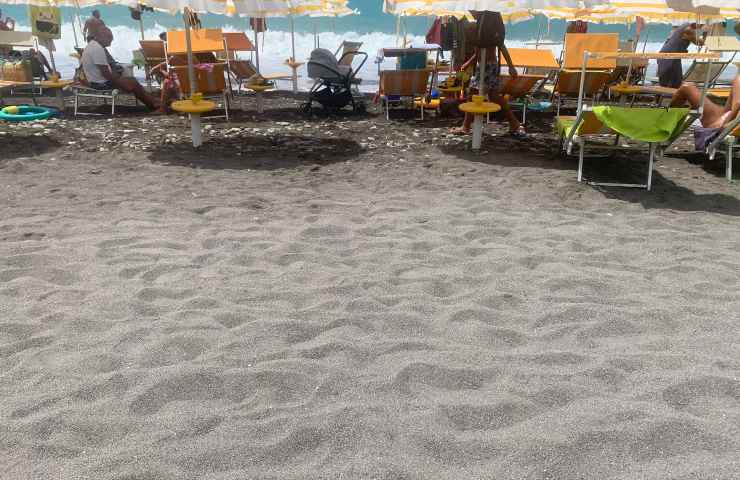 Maltempo mare agitato praia bambino salvato