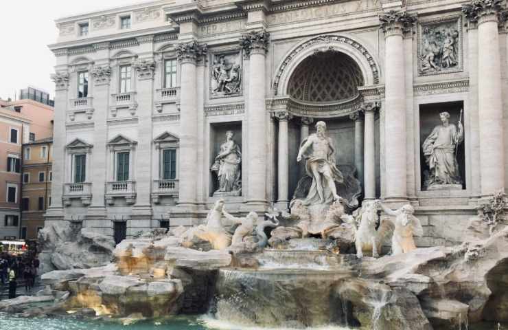 fontana di trevi furto un euro