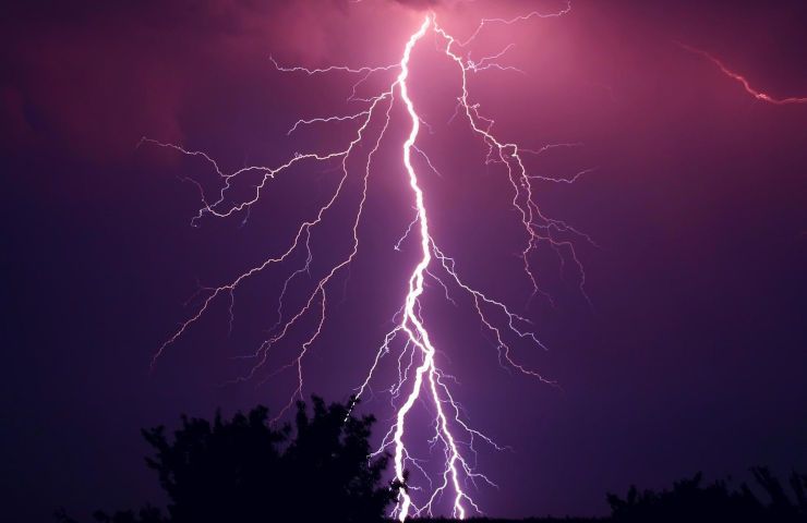 Tempesta fulmini posizione sdraiata salva vita