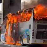 Scuolabus in fiamme