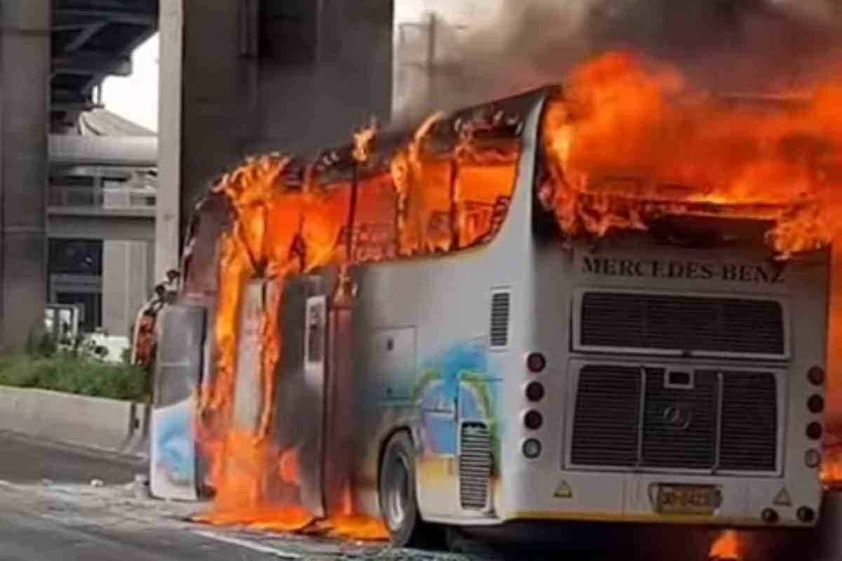 Scuolabus in fiamme